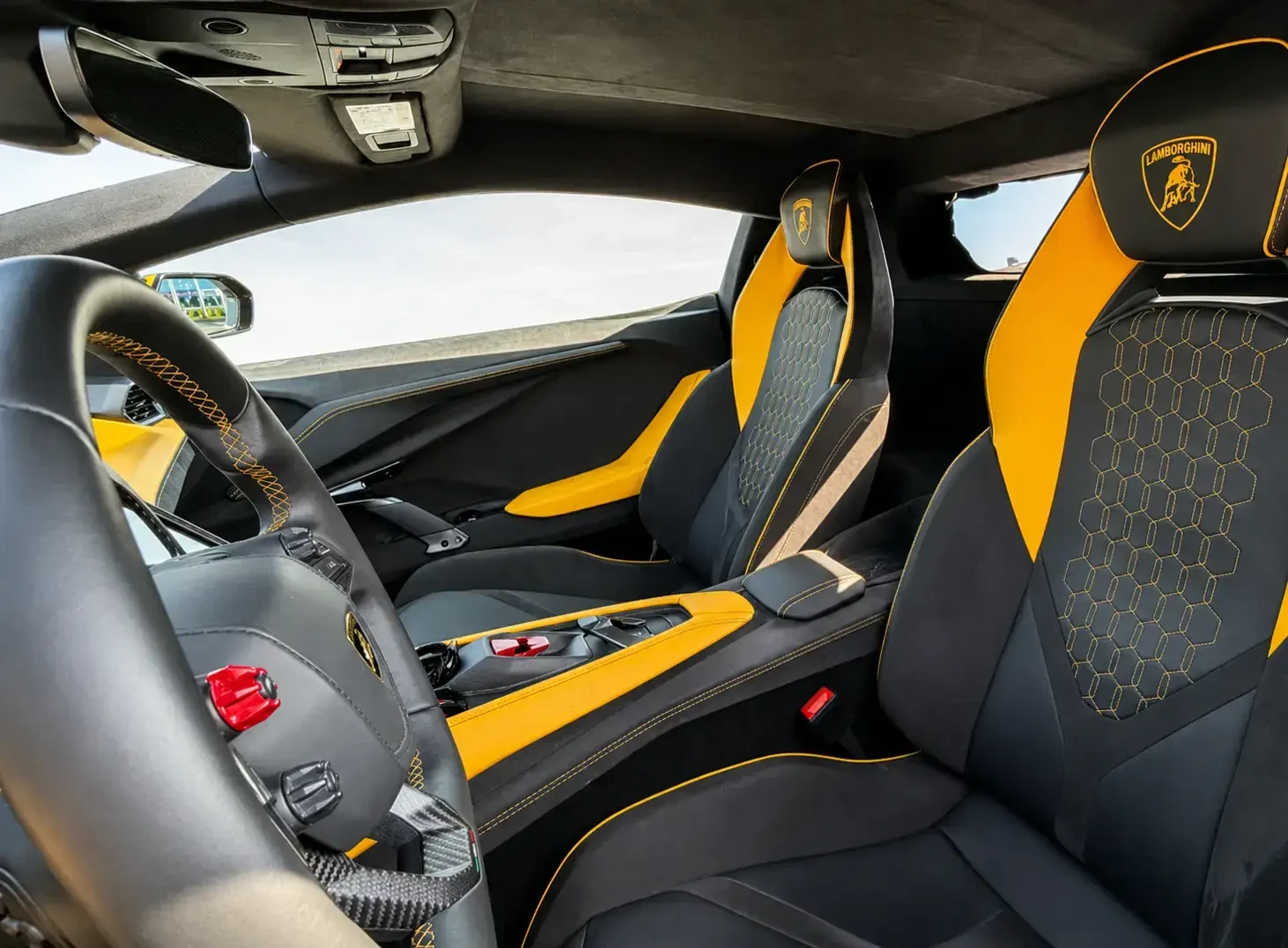 Dubai'de kiralık Lamborghini Revuelto Yellow – fotoğraf 6