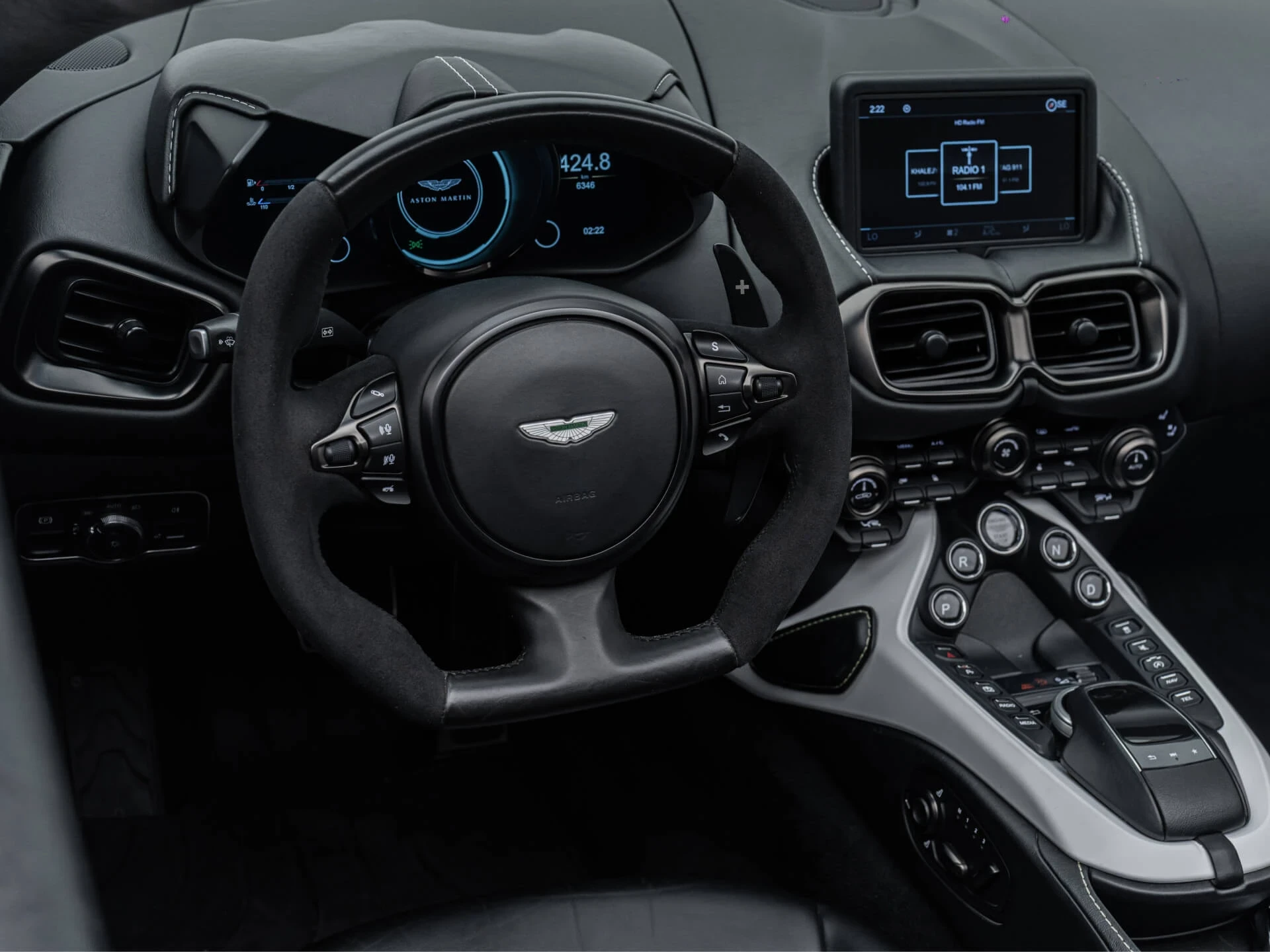 اجاره Aston Martin Vantage Coupe Silver Fox در دبی – تصویر 6