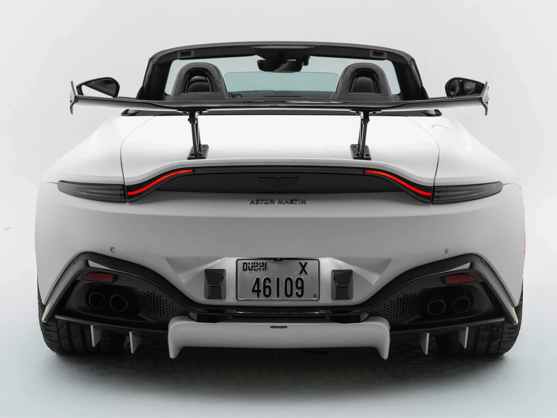 اجاره Aston Martin Vantage Coupe Silver Fox در دبی – تصویر 14