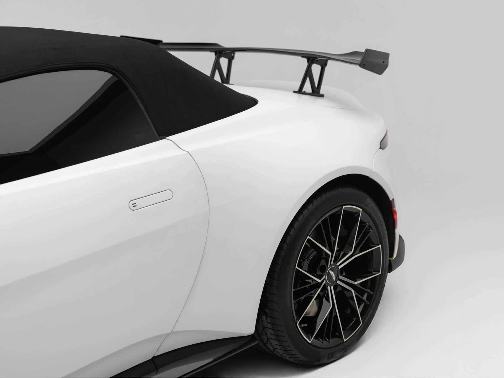 اجاره Aston Martin Vantage Coupe Silver Fox در دبی – تصویر 12