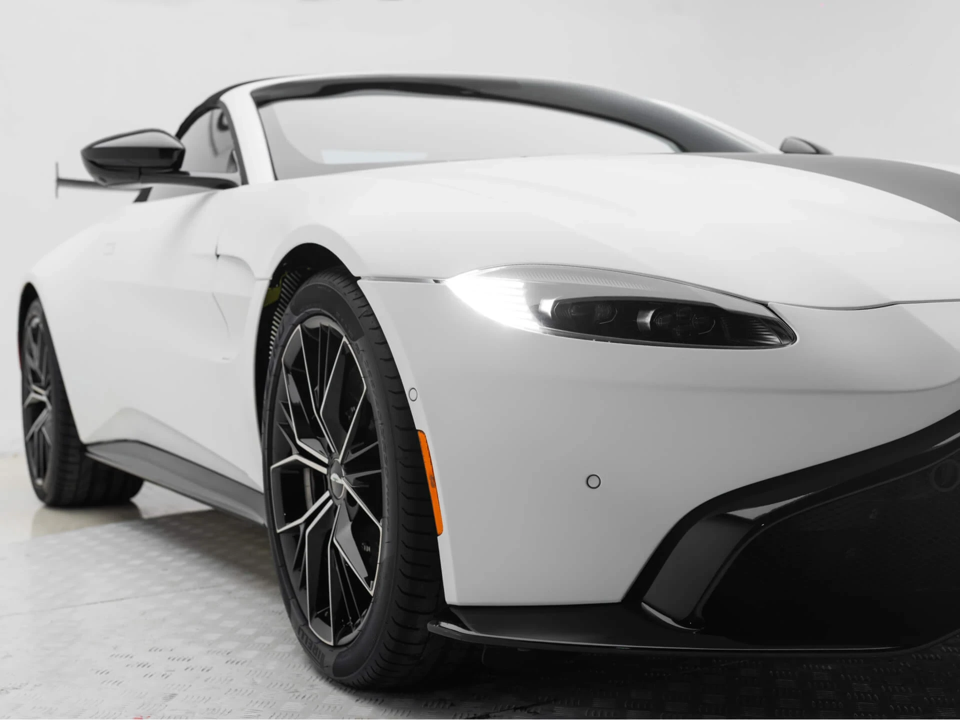 اجاره Aston Martin Vantage Coupe Silver Fox در دبی – تصویر 13