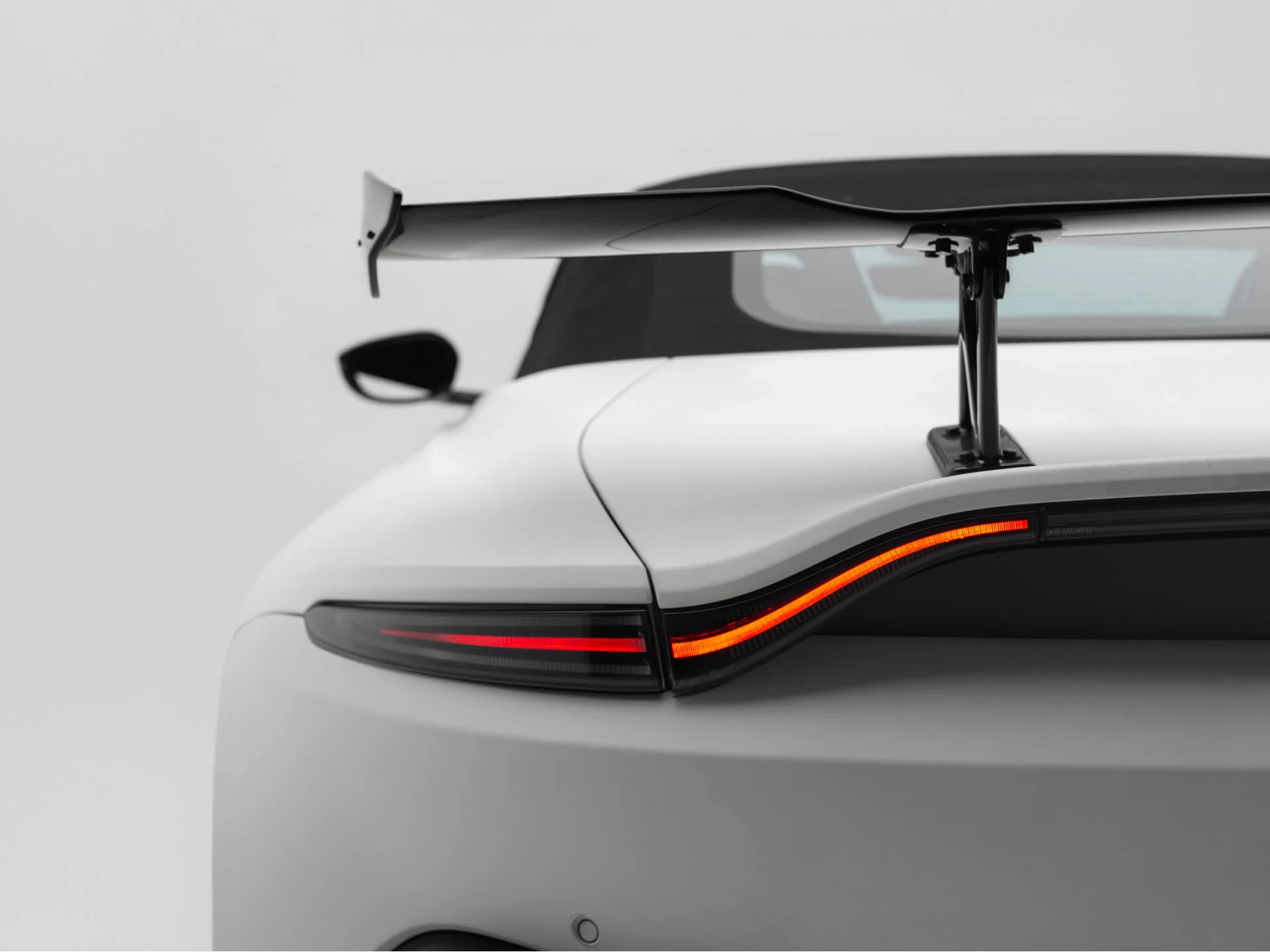 اجاره Aston Martin Vantage Coupe Silver Fox در دبی – تصویر 8