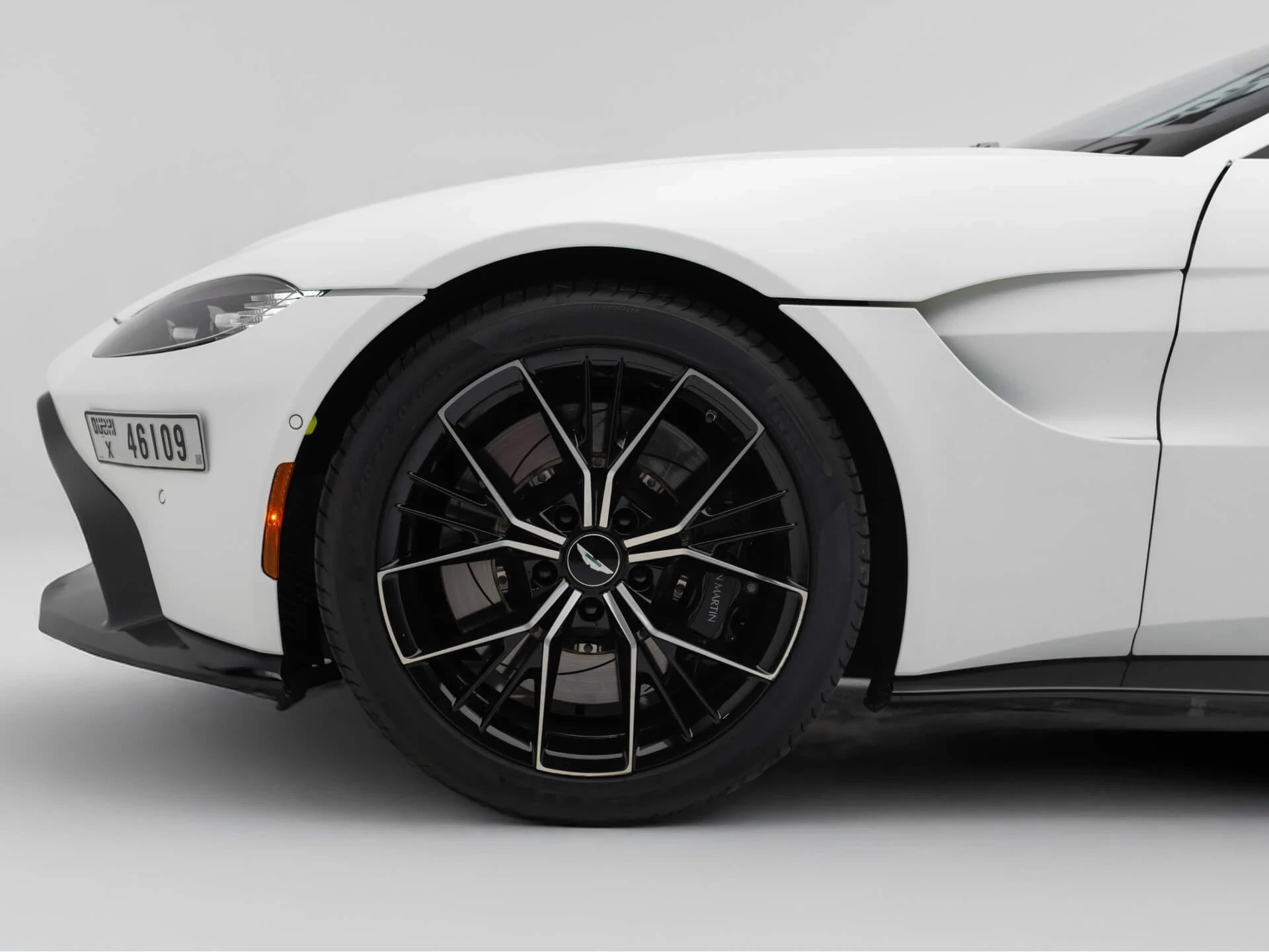 اجاره Aston Martin Vantage Coupe Silver Fox در دبی – تصویر 11