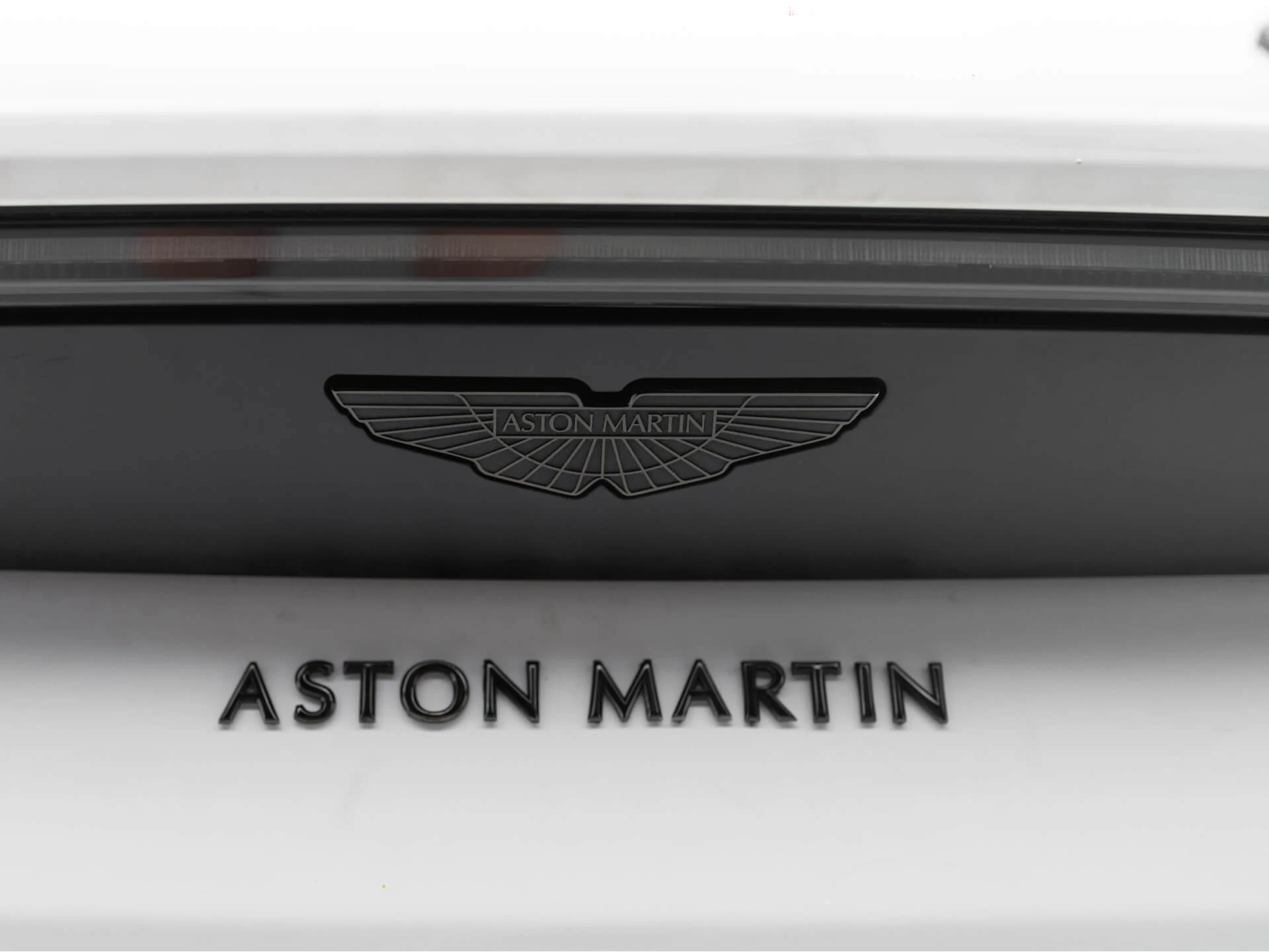 اجاره Aston Martin Vantage Coupe Silver Fox در دبی – تصویر 10